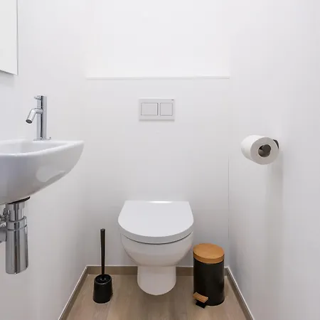شقة Sunny With Open Terrace ميدل كيرك