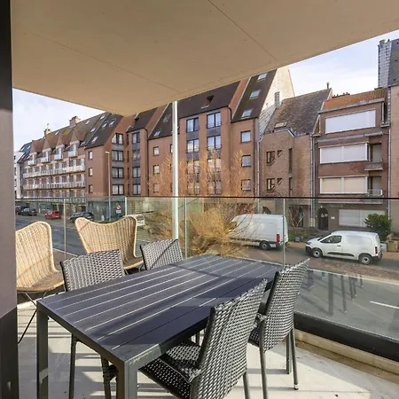 شقة Sunny With Open Terrace